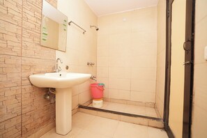 Shower, rainfall showerhead, free toiletries, towels - Hotel Mandakini Palace (New Delhi)