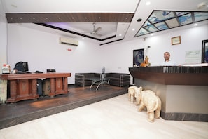 Lobby - Hotel Mandakini Palace (New Delhi)