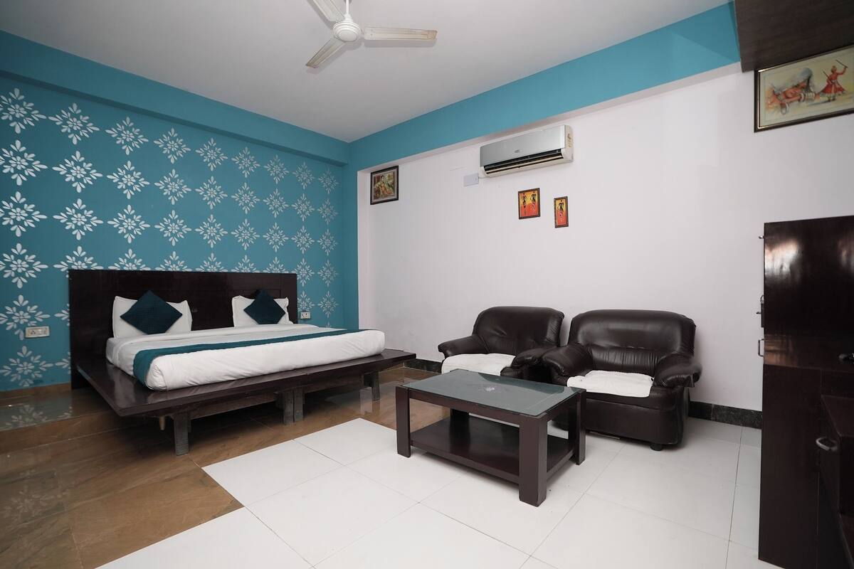 Suite | Desk, iron/ironing board (on request), WiFi (free), bed sheets