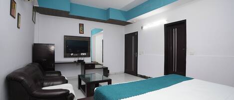 Suite | Desk, iron/ironing board, free WiFi, bed sheets