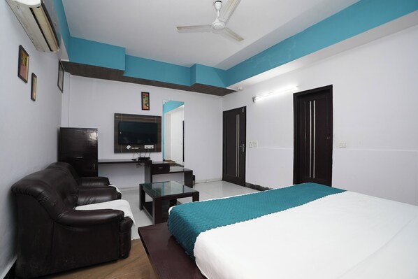 Suite | Desk, iron/ironing board, free WiFi, bed sheets - Hotel Mandakini Palace (New Delhi)
