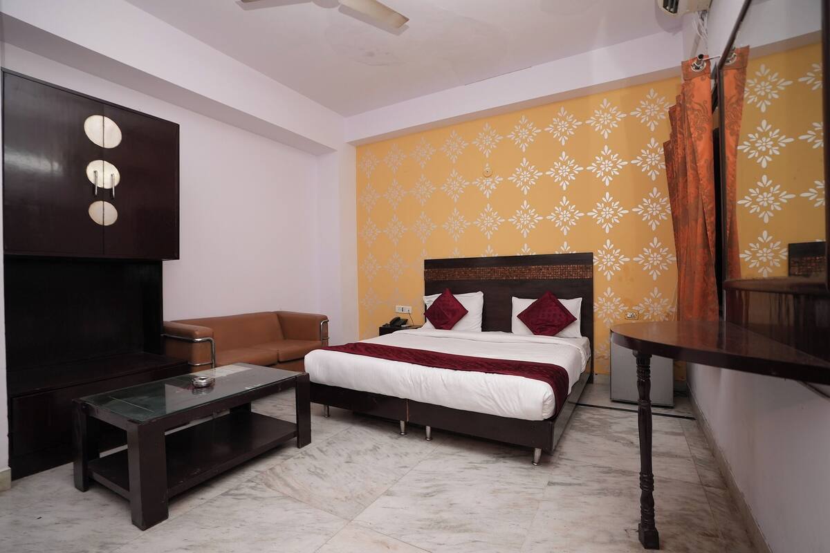 Superior Room | Desk, iron/ironing board (on request), WiFi (free), bed sheets