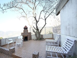 Terrace/patio - OYO 12170 Home Rustic Villa Kasauli (Kasauli)
