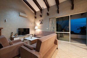 Exclusive-villa - 3 soveværelser - havudsigt - ved pool | Opholdsområde | Fladskærms-tv