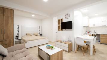 Luxury Studio | 1 bedroom, in-room safe, desk, soundproofing