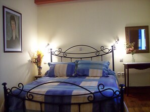 Habitación con 1 cama doble o 2 individuales | Sistema de insonorización, tabla de planchar con plancha, wifi gratis