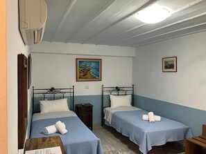 Two Single Beds with Courtyard View