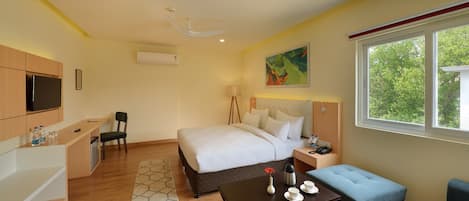 Luxury Room, 1 Double Bed | Living room | Flat-screen TV