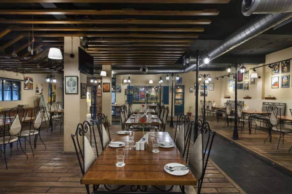 10 Park Street Hotel & Banquets
