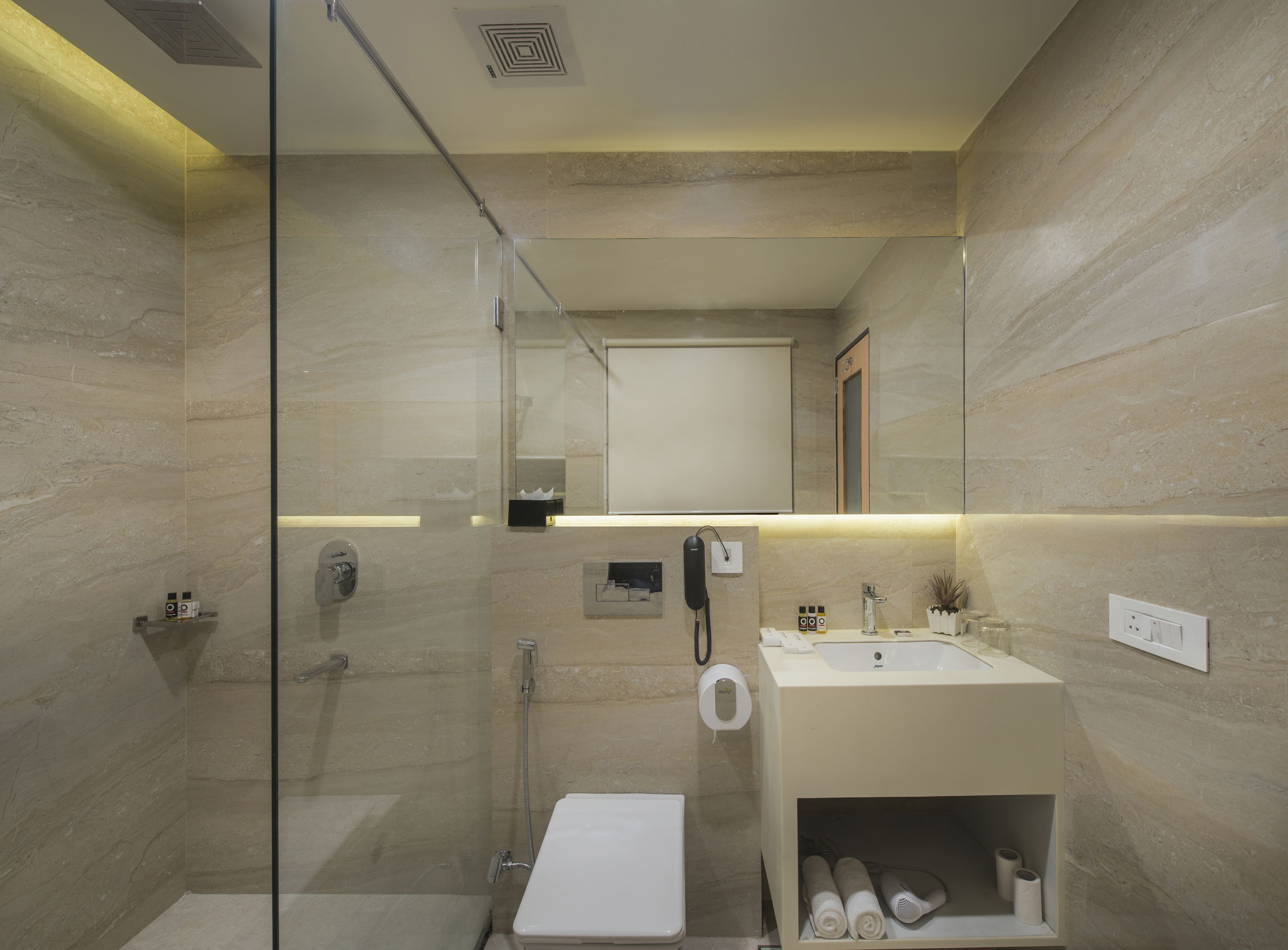 Douche, articles de toilette (gratuits), pantoufles, bidet
