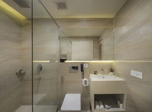 Shower, free toiletries, slippers, bidet - 10 Park Street Hotel & Banquets (Gorakhpur)
