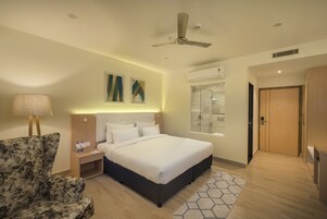 Quarto executivo, 1 cama King | Sala de estar | TV de tela plana