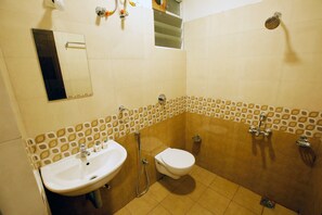 Shower, rainfall showerhead, free toiletries, towels