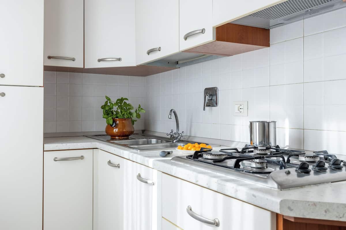 Kühlschrank, Mikrowelle, Herdplatte, Kochgeschirr/Geschirr/Besteck