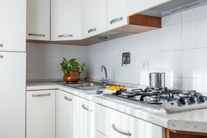 Fridge, microwave, stovetop, cookware/dishes/utensils - I Pungenti (Rosignano Marittimo)
