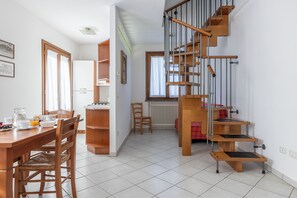 Leilighet, 3 soverom | Oppholdsområde | Flatskjerm-TV
