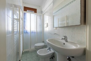 Apartment, 1 Bedroom | Bathroom | Shower, bidet, towels - I Pungenti (Rosignano Marittimo)