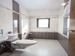 Habitación con 1 cama matrimonial o 2 individuales | Baño | Regadera, regadera tipo lluvia, amenidades de baño gratuitas, toallas