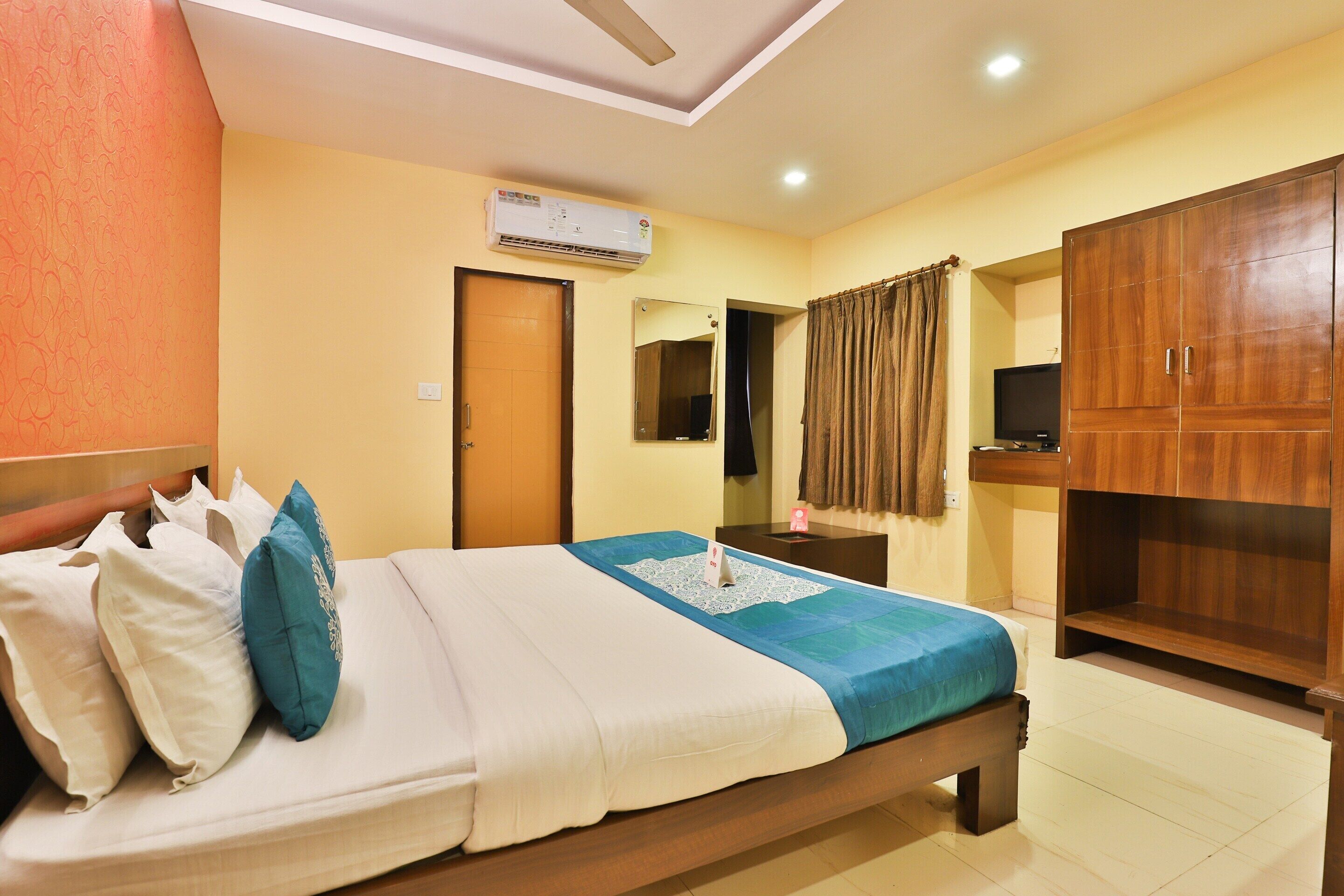 Quarto casal standard | Banheiro | Chuveiro, chuveiro com efeito de chuva, produtos de toalete grátis 