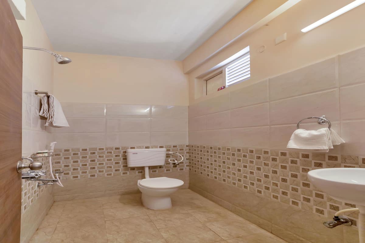 double or twin room | bathroom | shower, rainfall showerhead, free toiletries, towels