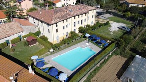 Piscine extérieure en saison