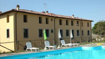 Hồ bơi ngoài trời phục vụ theo mùa