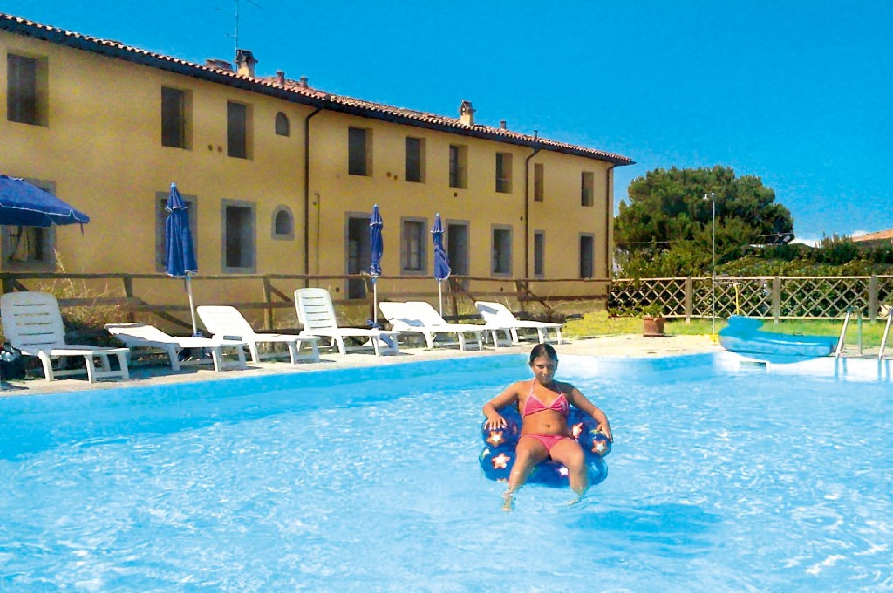 Kolam renang terbuka bermusim 