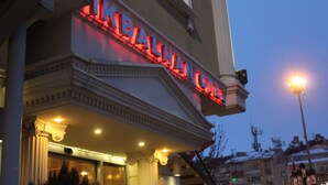 Un bâtiment sur lequel on peut voir une enseigne lumineuse bien visible, indiquant « Balham Opera House ».