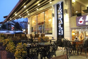 Breakfast, lunch, dinner served; international cuisine