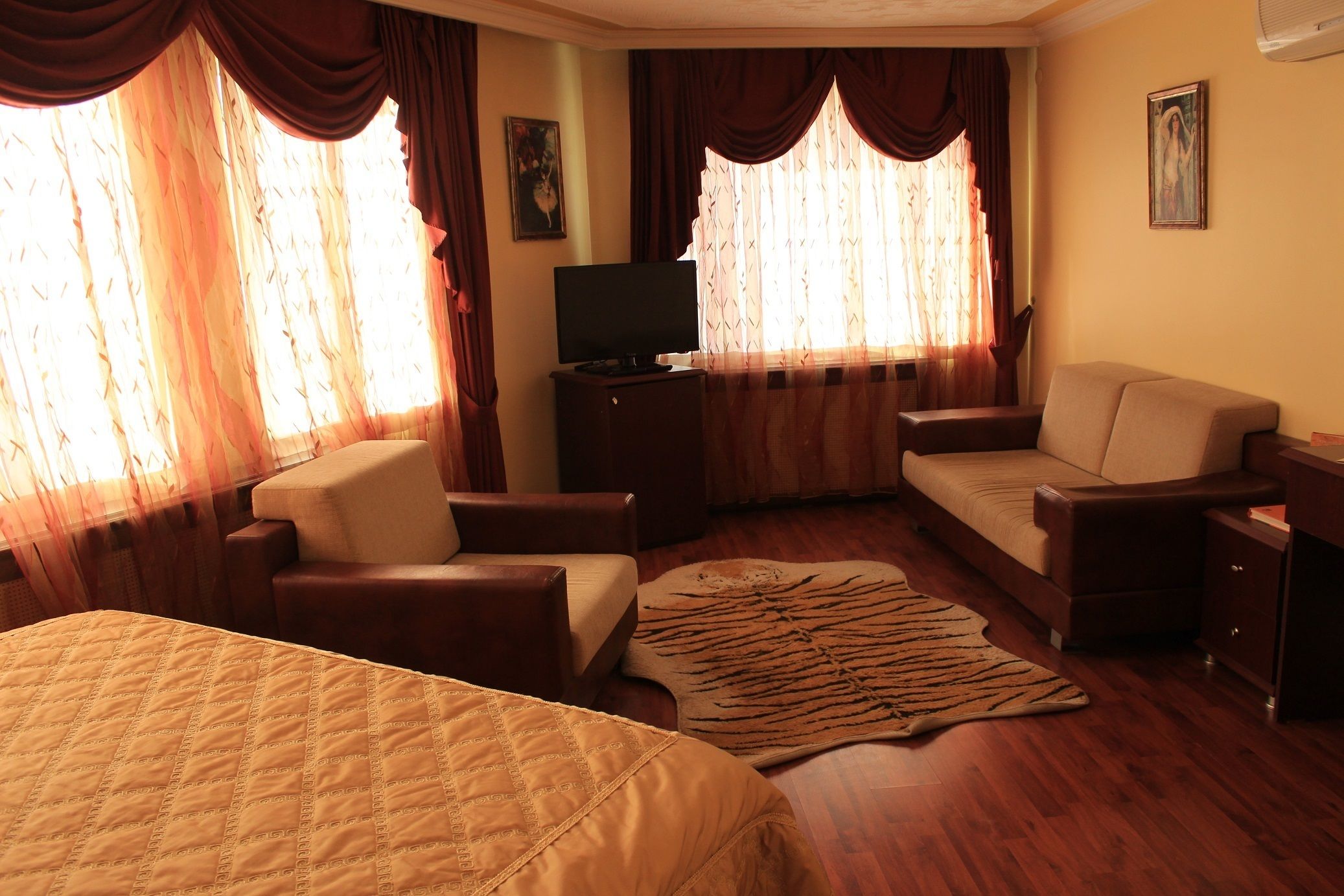 suite | living area | lcd tv