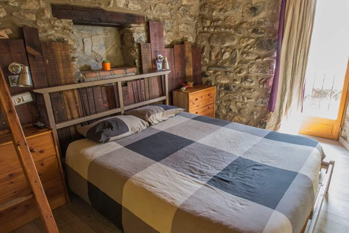 Cots/infant beds, free WiFi, bed sheets