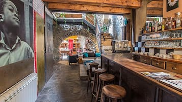 Bar (trong khuôn viên)