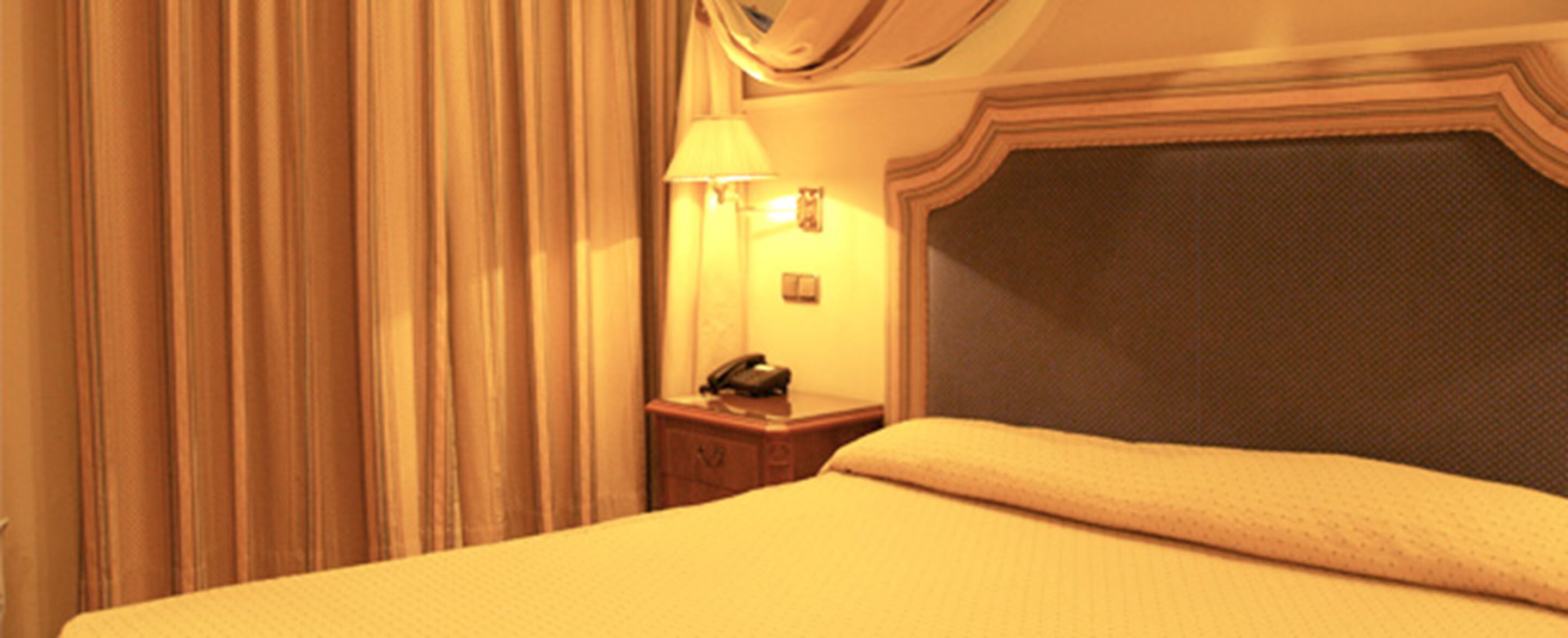 single room | in-room safe, desk, free wired internet, bed sheets