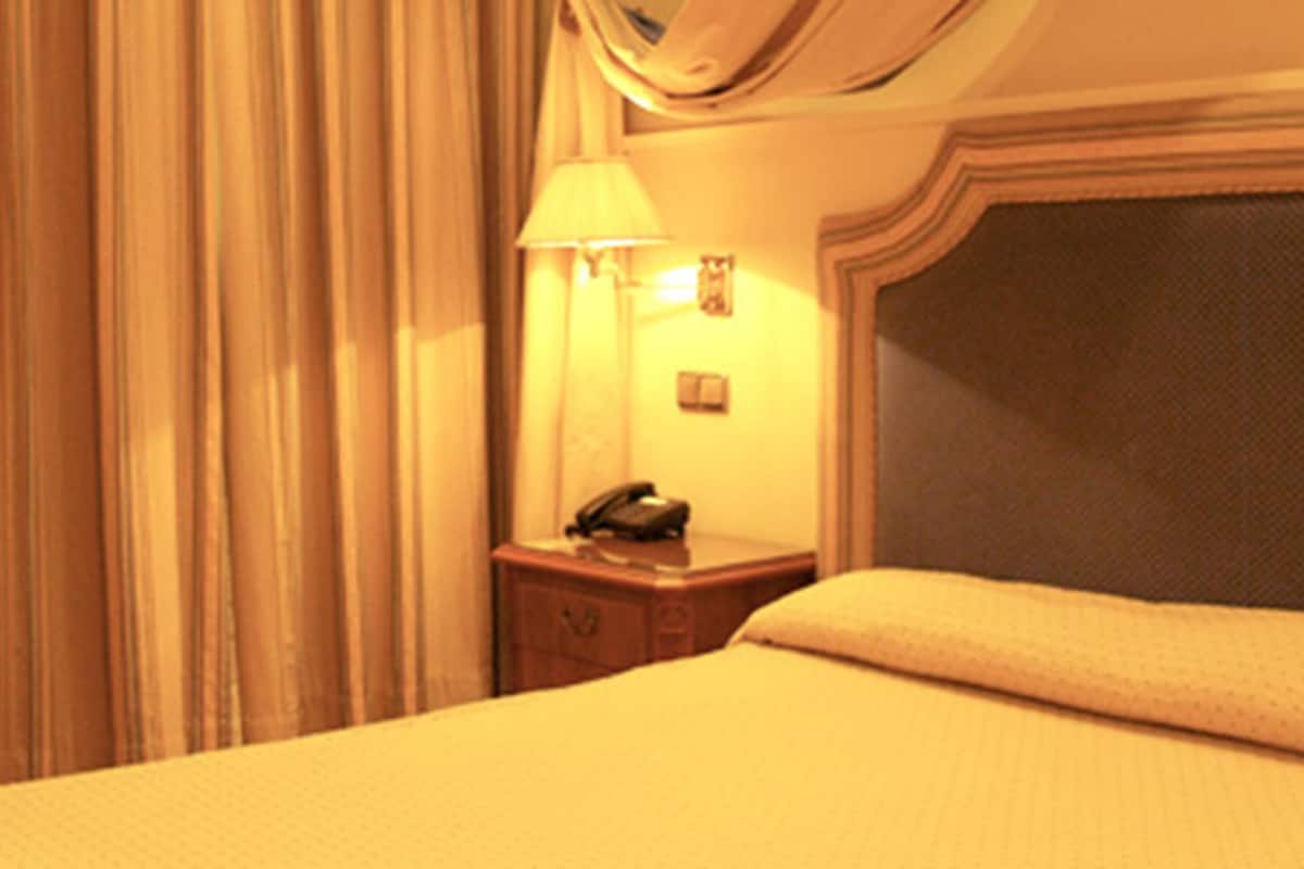 single room | in-room safe, desk, free wired internet, bed sheets