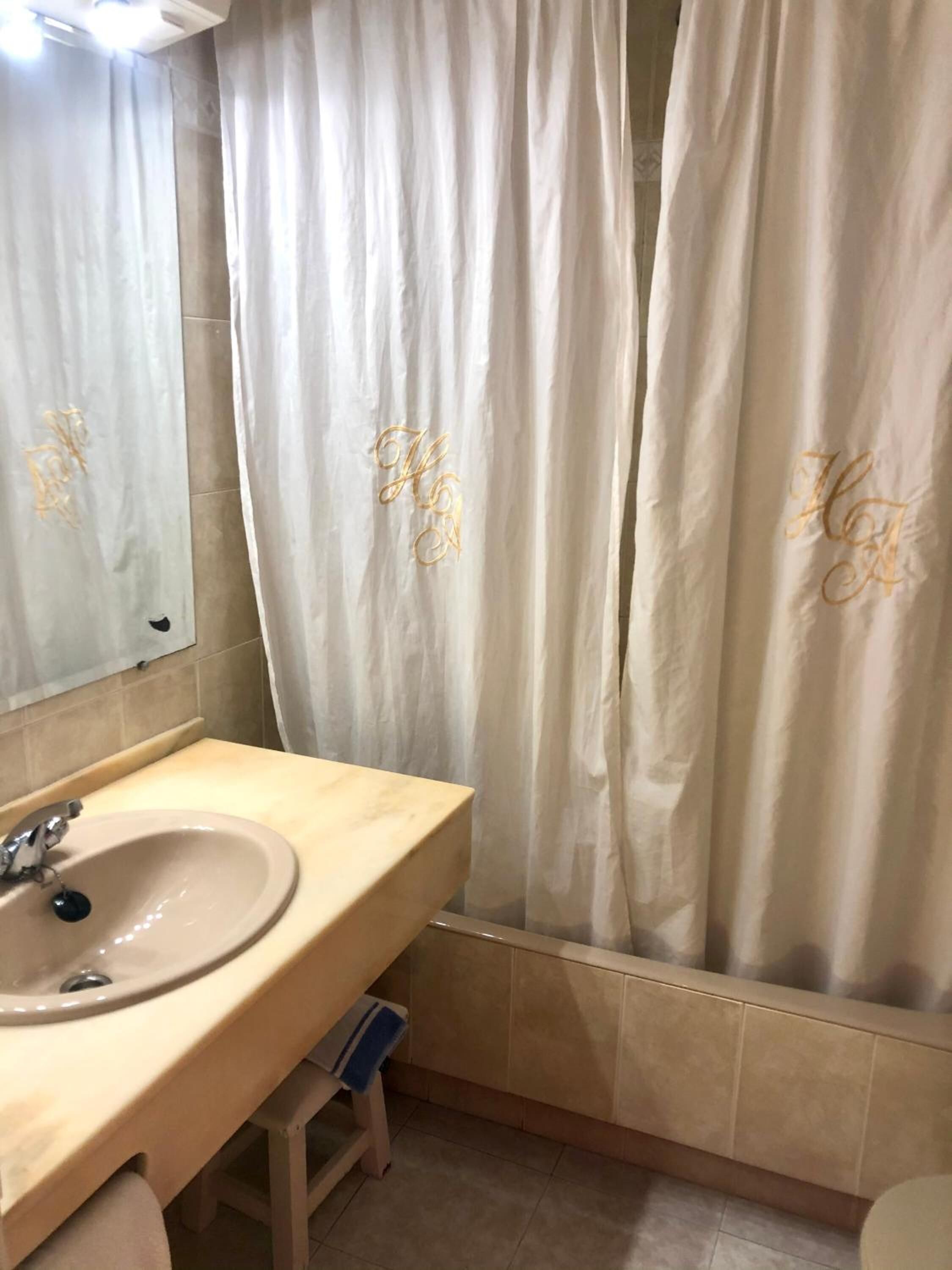 bathtub, deep-soaking bathtub, free toiletries, hair dryer