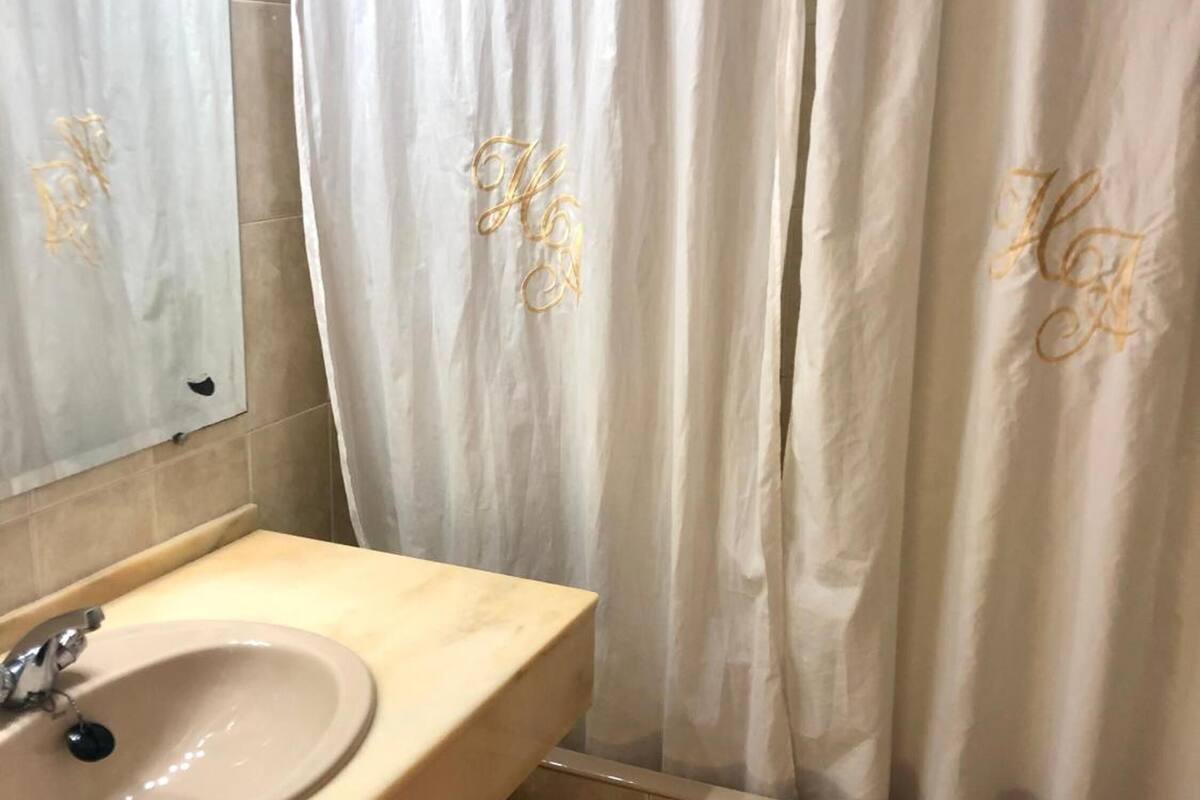 bathtub, deep-soaking bathtub, free toiletries, hair dryer