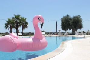 Una piscina al aire libre de temporada
