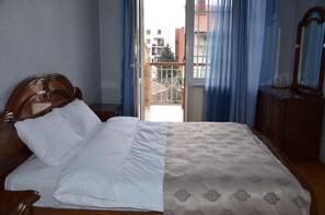 Comfort dubbelrum - 1 kingsize-säng - terrass - utsikt mot staden | 1 sovrum, sängtillbehör av högsta kvalitet och strykjärn/strykbräda
