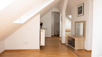 Triple Room | In-room safe, desk, blackout drapes, soundproofing