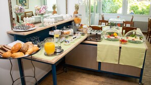 A breakfast buffet with various food items and beverages. - Hotel Stern (Düsseldorf)