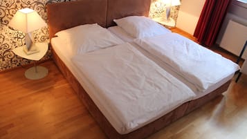 Triple Room | In-room safe, desk, blackout drapes, soundproofing