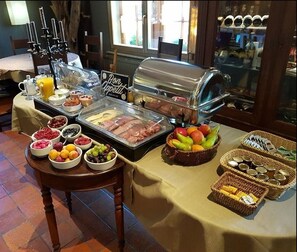 Café da manhã com buffet grátis todos os dias