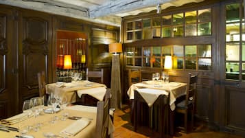 Serveert ontbijt, lunch en diner