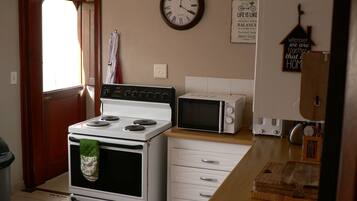 Full-sized fridge, microwave, oven, stovetop