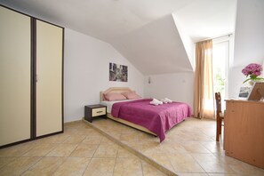 Classic-Studiosuite | Schreibtisch, Verdunkelungsvorhänge, schallisolierte Zimmer