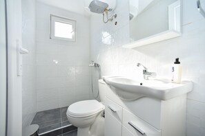Appartement classique, Plusieurs lits, balcon | Salle de bain | Douche, séchoir à cheveux, serviettes fournies
