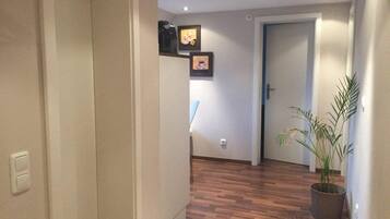 Appartement, 2 slaapkamers, keuken, uitzicht op stad | Woonruimte | Een flatscreentelevisie