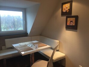 Appartement, 2 chambres, cuisine, vue ville | Restauration dans la chambre