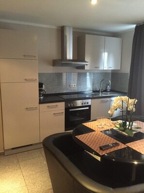 Espressomaschine, Wasserkocher mit Kaffee-/Teezubehör