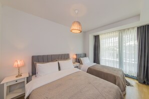 ملاءات من القطن المصري وأغطية فراش متميزة وخزنة داخل الغرفة